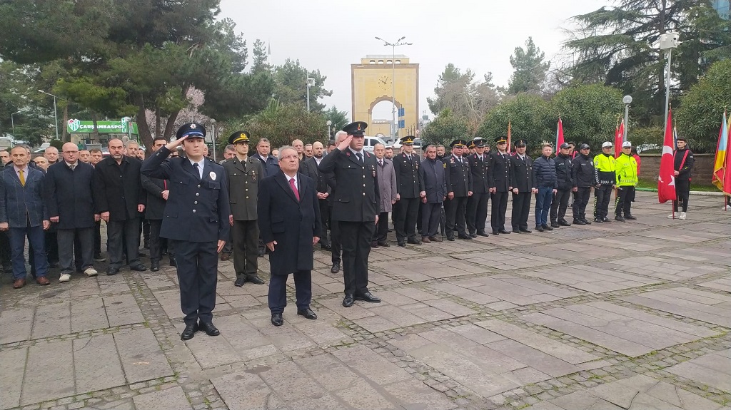  Kaymakamımız 18 Mart Şehitleri Anma Gününde  Atatürk anıtına Çelenk sundu ve Şehitlik ziyaret edilerek dualar okundu 