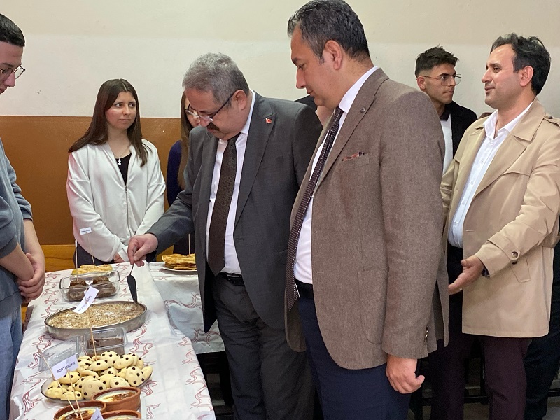 Kaymakam SAĞLAM Dikbıyık Anadolu Lisesi'nin düzenlediği 27. Geleneksel  Yöresel  Yemek Yarışması stantlarını gezdi ,etkinlikleri  izledi